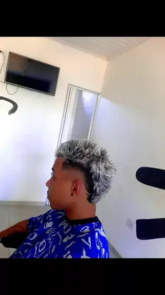 Corte de cabelo moicano com sale luzes